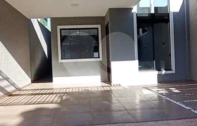 Imagem: A casa possui 3 Dormitórios, 2 Banheiros, 2 Vagas na garagem