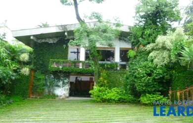 Imagem: A casa possui 4 Dormitórios, 5 Banheiros, 5 Vagas na garagem