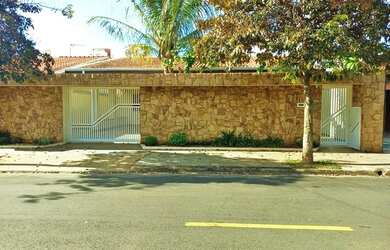 Imagem: A casa em condomínio possui 4 Dormitórios, 3 Banheiros, 2