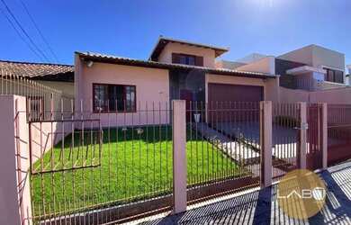 Imagem: A casa possui 3 Dormitórios, 4 Banheiros, 4 Vagas na garagem