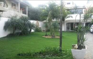 Imagem: A casa possui 3 Dormitórios, 4 Banheiros, 5 Vagas na garagem