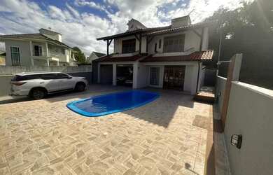 Imagem: A casa possui 3 Dormitórios, 2 Banheiros, 5 Vagas na garagem