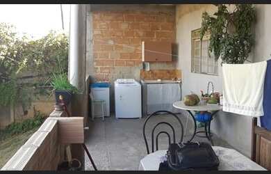 Imagem: A casa possui 4 Dormitórios, 1 Banheiro, 2 Vagas na garagem