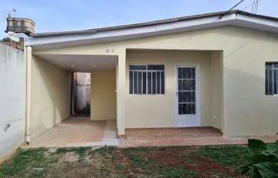 Imagem: A casa possui 3 Dormitórios, 2 Banheiros, 1 Vaga na garagem