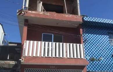 Imagem: A casa possui 4 Dormitórios, 2 Banheiros, 1 Vaga na garagem