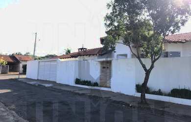 Imagem: A casa possui 3 Dormitórios, 1 Banheiro, 2 Vagas na garagem