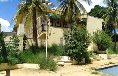 Imagem: A casa possui 4 Dormitórios, 5 Banheiros, 499m² de Área e