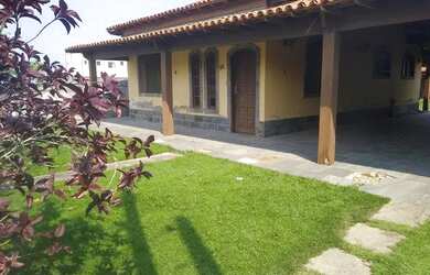 Imagem: A casa possui 4 Dormitórios, 1 Banheiro, 4 Vagas na garagem