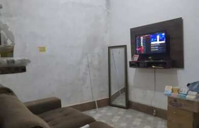 Imagem: A casa possui 1 Dormitório, 1 Banheiro, 1 Vaga na garagem