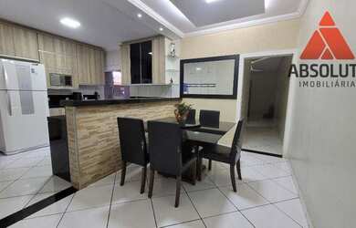 Imagem: A casa possui 3 Dormitórios, 3 Banheiros, 2 Vagas na garagem