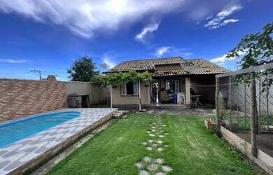 Imagem: A casa em condomínio e possui 4 Dormitórios, Suítes, 2 Banheiros