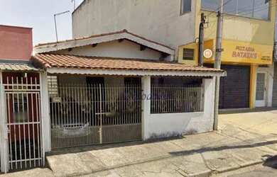 Imagem: A casa possui 3 Dormitórios, 1 Banheiro, 1 Vaga na garagem