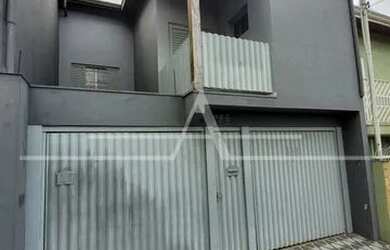 Imagem: A casa possui 3 Dormitórios, 3 Banheiros, 2 Vagas na garagem