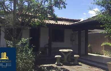 Imagem: A casa possui 3 Dormitórios, 2 Banheiros, 5 Vagas na garagem