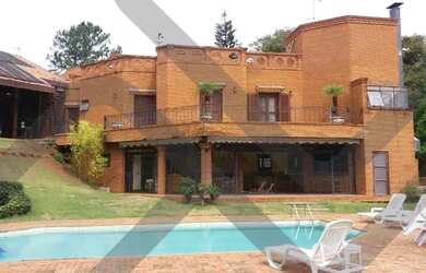 Imagem: A casa em condomínio possui 5 Dormitórios, 5 Banheiros, 750m²