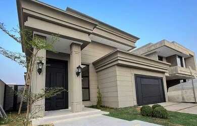 Imagem: A casa possui 2 Dormitórios, 1 Banheiro, 2 Vagas na garagem