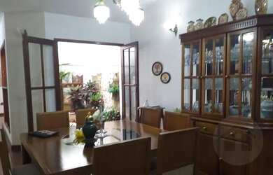 Imagem: A casa possui 3 Dormitórios, 3 Banheiros, 2 Vagas na garagem