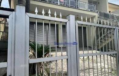 Imagem: A casa possui 4 Dormitórios, 4 Banheiros, 4 Vagas na garagem