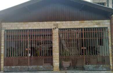 Imagem: A casa possui 3 Dormitórios, 2 Banheiros, 2 Vagas na garagem