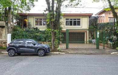 Imagem: A casa possui 3 Dormitórios, 4 Banheiros, 5 Vagas na garagem