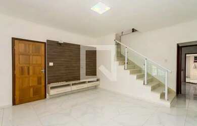 Imagem: A casa possui 3 Dormitórios, 2 Banheiros, 3 Vagas na garagem