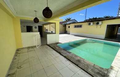 Imagem: A casa possui 1 Dormitório, 5 Banheiros, 4 Vagas na garagem