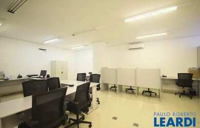 Imagem: O depósito possui 2 Vagas na garagem, 95m² de Área e está