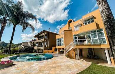 Imagem: A casa em condomínio possui 4 Dormitórios, 5 Banheiros, 5