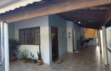 Imagem: A casa possui 2 Dormitórios, 1 Banheiro, 2 Vagas na garagem