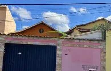 Imagem: A casa possui 3 Dormitórios, 2 Banheiros, 2 Vagas na garagem