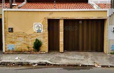 Imagem: A casa possui 3 Dormitórios, 3 Banheiros, 2 Vagas na garagem