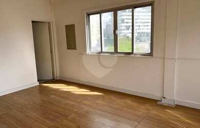 Imagem: O depósito possui 5 Vagas na garagem, 930m² de Área e está