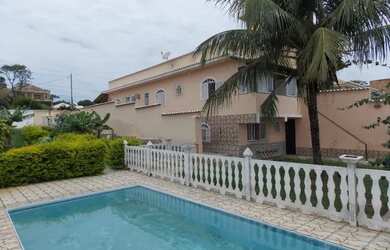 Imagem: A casa possui 3 Dormitórios, 1 Banheiro, 3 Vagas na garagem