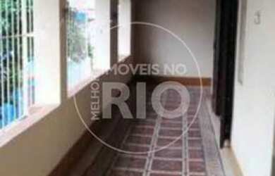 Imagem: A casa possui 3 Dormitórios, 3 Banheiros e 250m² de Área