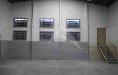 Imagem: O depósito possui 4 Vagas na garagem, 357m² de Área e está