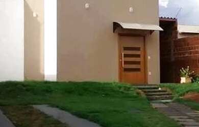 Imagem: A casa possui 1 Dormitório, 1 Banheiro, 4 Vagas na garagem