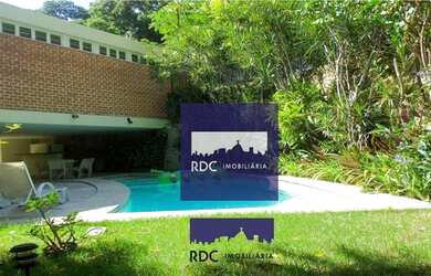 Imagem: A casa possui 4 Dormitórios, 3 Banheiros, 4 Vagas na garagem