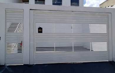 Imagem: A casa possui 2 Dormitórios, 1 Banheiro, 2 Vagas na garagem