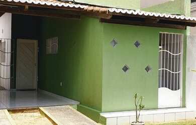 Imagem: A casa possui 3 Dormitórios, 2 Banheiros, 2 Vagas na garagem