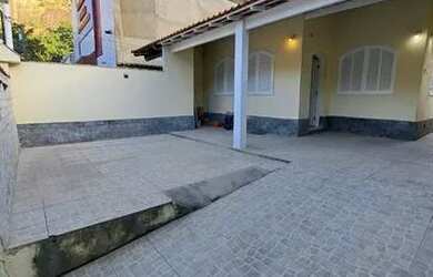 Imagem: A casa possui 3 Dormitórios, 3 Banheiros, 1 Vaga na garagem