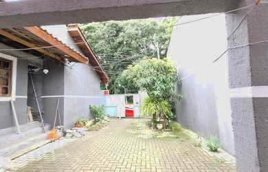 Imagem: A casa possui 3 Dormitórios, 2 Banheiros, 4 Vagas na garagem