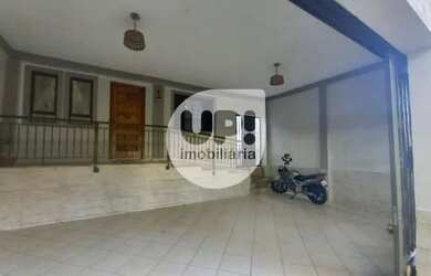 Imagem: A casa possui 2 Dormitórios, 2 Banheiros, 3 Vagas na garagem