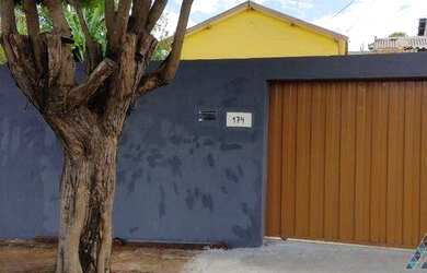 Imagem: A casa possui 3 Dormitórios, 1 Banheiro, 3 Vagas na garagem