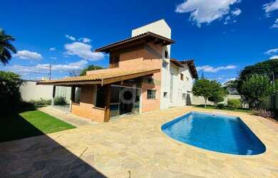 Imagem: A casa possui 3 Dormitórios, 5 Banheiros, 5 Vagas na garagem