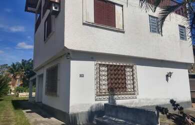 Imagem: A casa possui 3 Dormitórios, 1 Banheiro, 3 Vagas na garagem