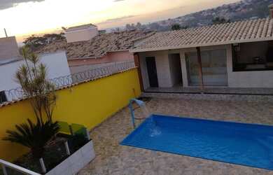 Imagem: A casa possui 3 Dormitórios, 3 Banheiros, 2 Vagas na garagem