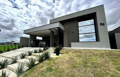 Imagem: A casa em condomínio possui 3 Dormitórios, 2 Banheiros, 4