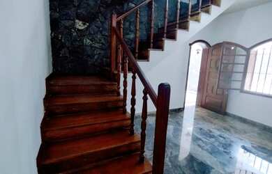 Imagem: A casa possui 5 Dormitórios, 4 Banheiros, 5 Vagas na garagem