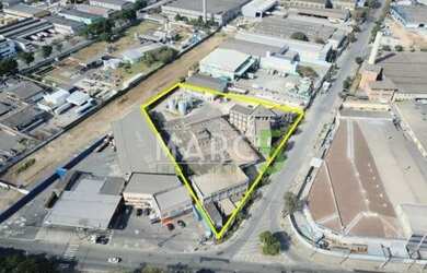 Imagem: O depósito possui 5 Vagas na garagem e 3500m² de Área e está