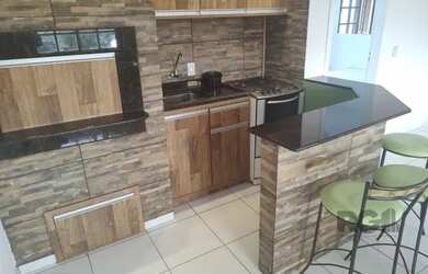 Imagem: A casa possui 2 Dormitórios, 2 Banheiros, 2 Vagas na garagem